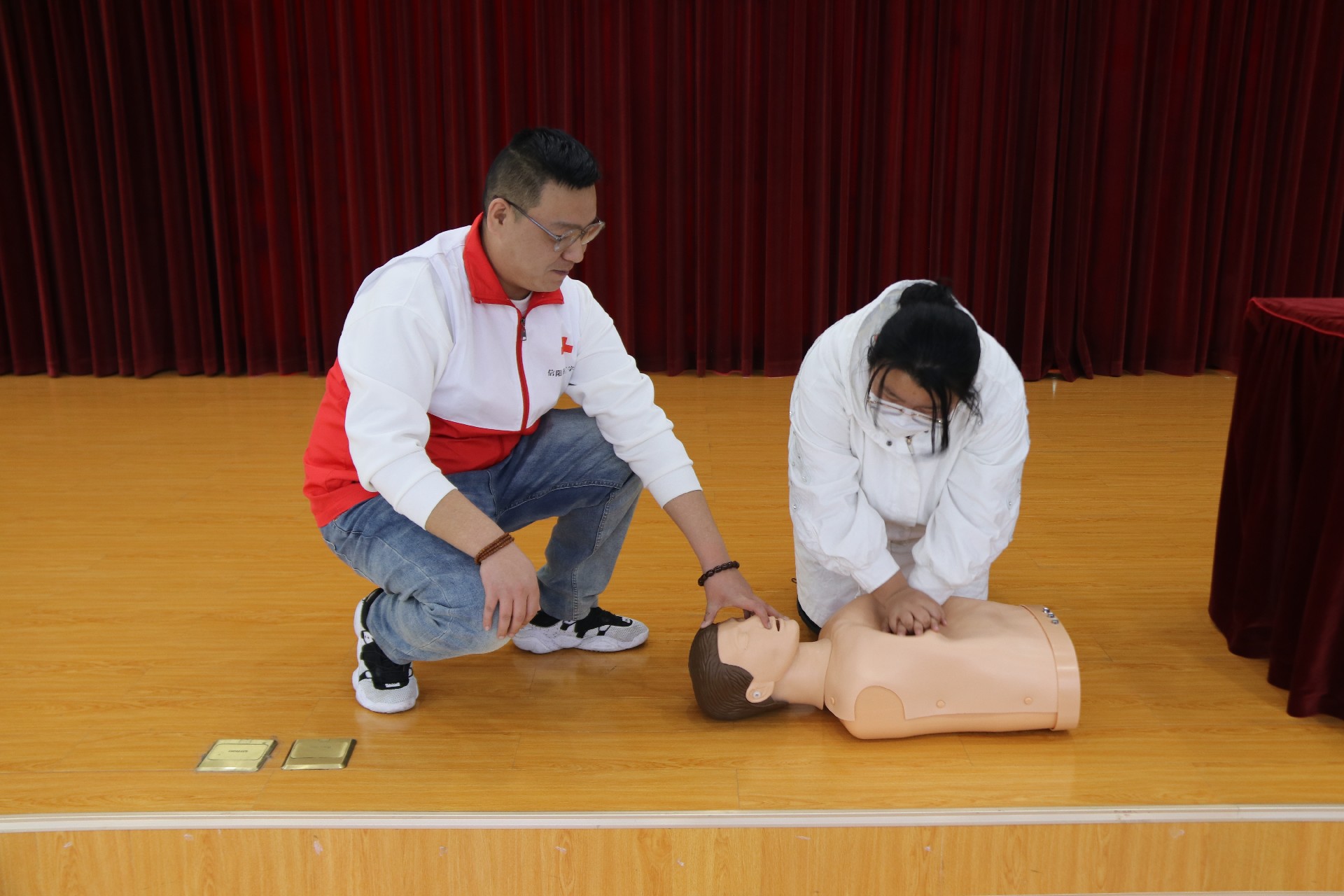 2023年3月14日，信阳市红十字会自救互救及应急救护知识与技能培训进农专路社区16.JPG