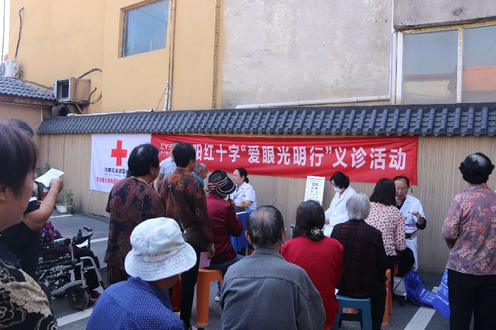 信阳市红十字会在平桥区邢集镇开展红会送医活动